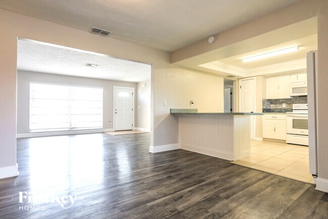 Building Photo - 63 Rotonda Cir