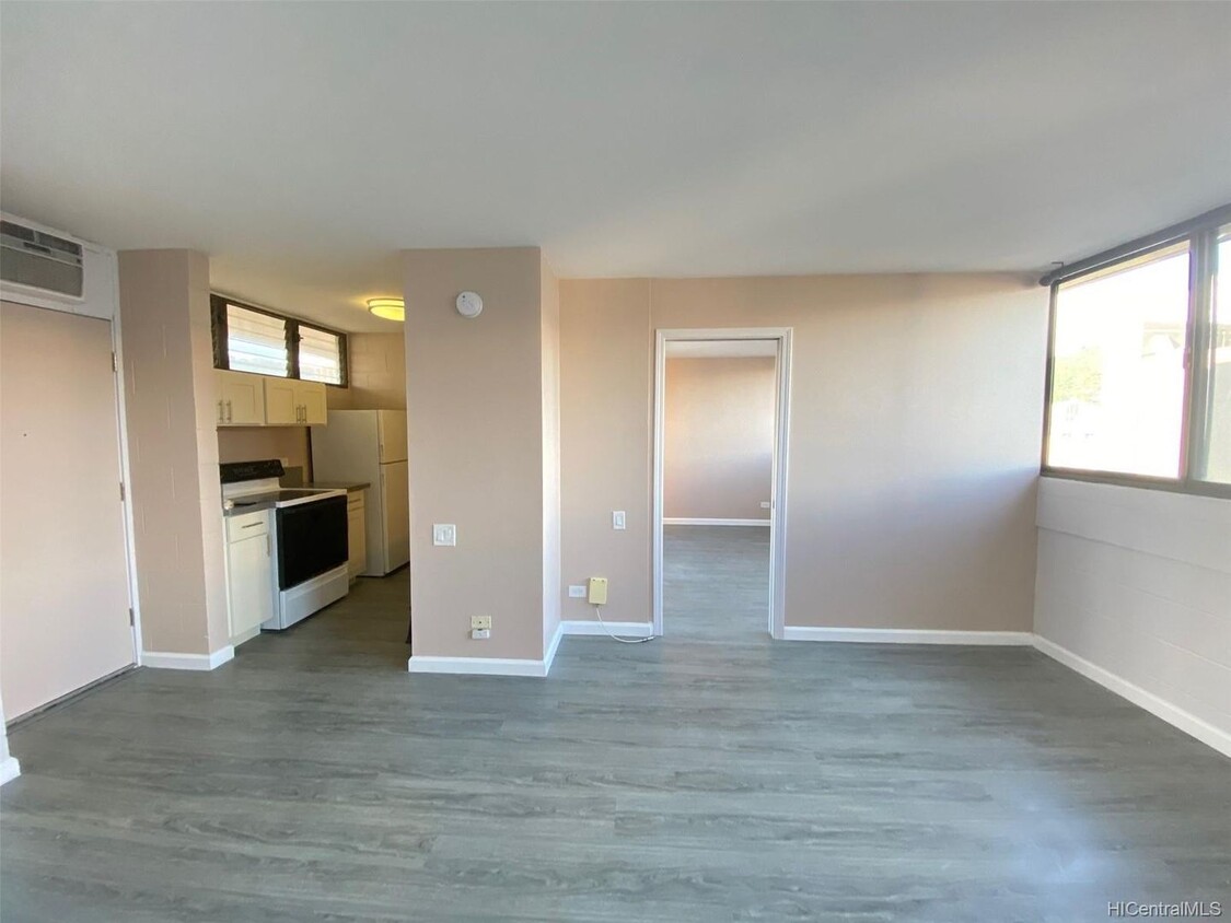 Foto principal - Recently Renovated and breezy 1 bed 1 bath...