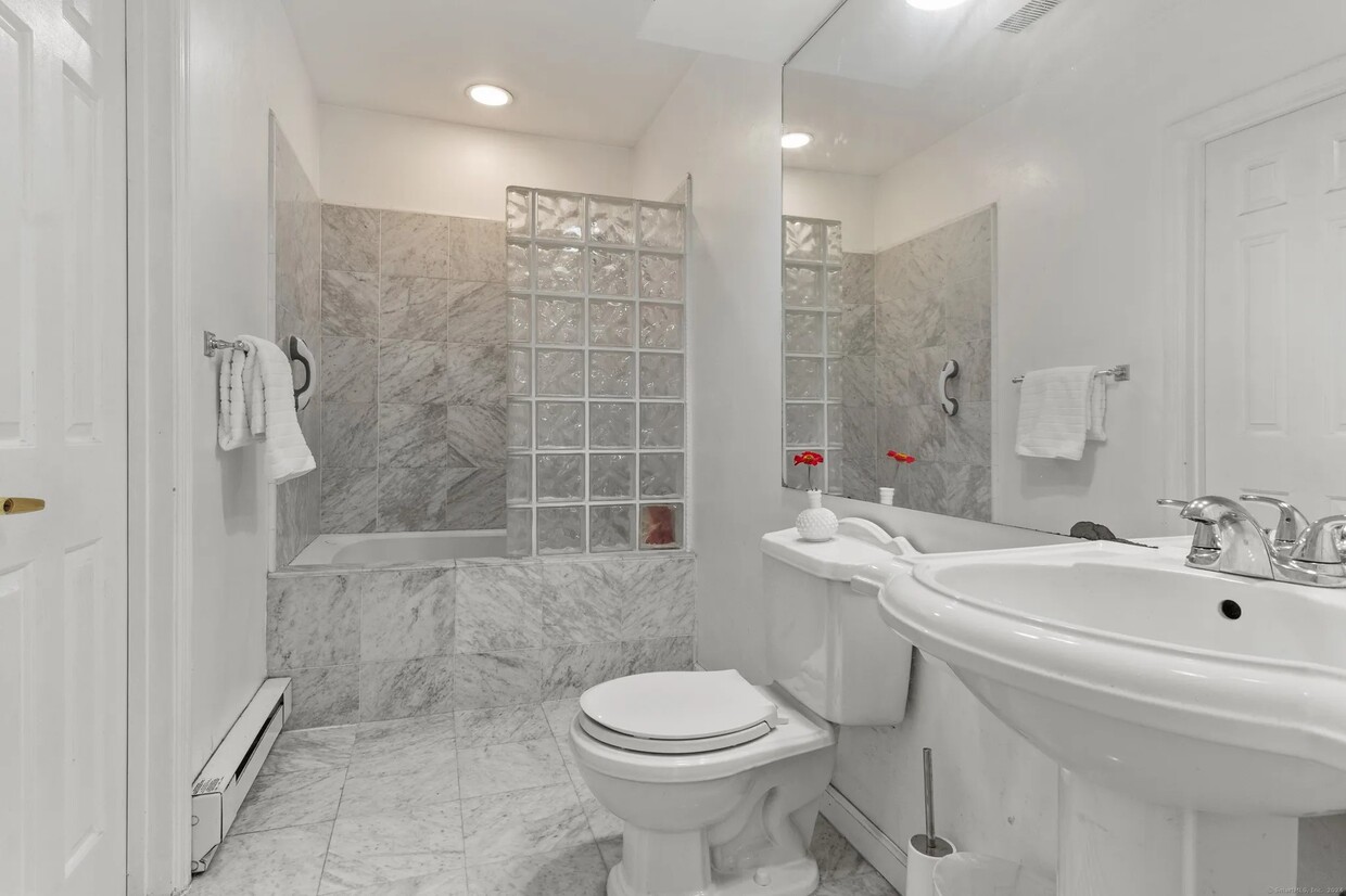 Main bathroom - 136 Pembroke Rd