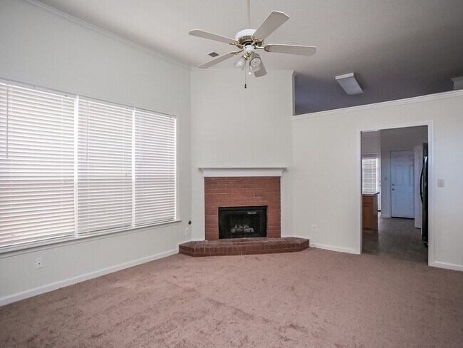 Foto del edificio - 596 N Ericson Rd