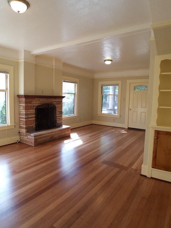 Foto del edificio - Beautiful 2-4 bedroom property near CSUC a...