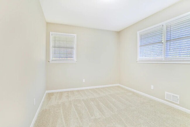 Foto del edificio - 844 Parkstone Dr