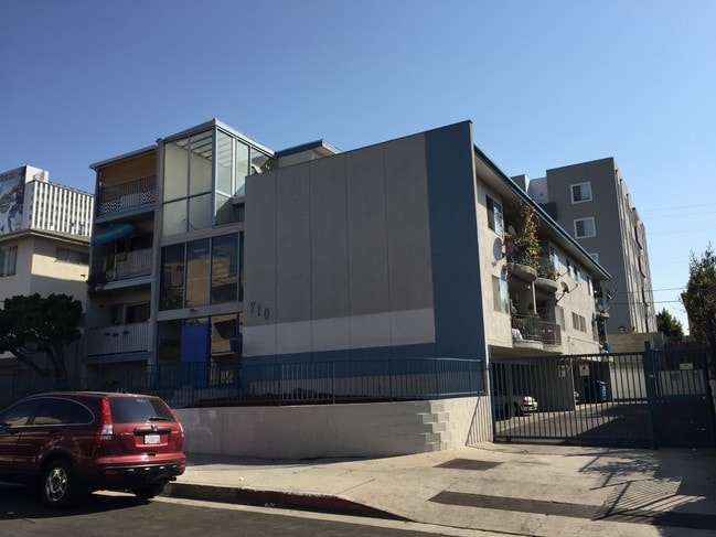 Building Photo - 710 S St Andrews Pl