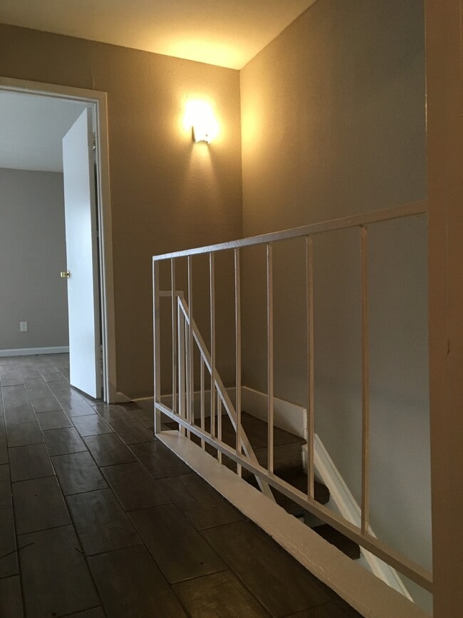 Building Photo - 2 story townhouse
