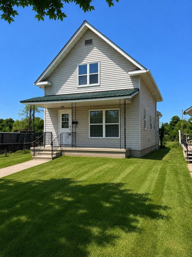 Building Photo - 412 S Peach Ave