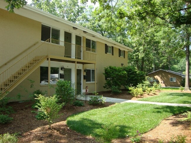 Foto del edificio - Sweet Spot in Carrboro! Inviting, updated 3br 2ba condo...Walk to Weaver St. & minutes to UNC