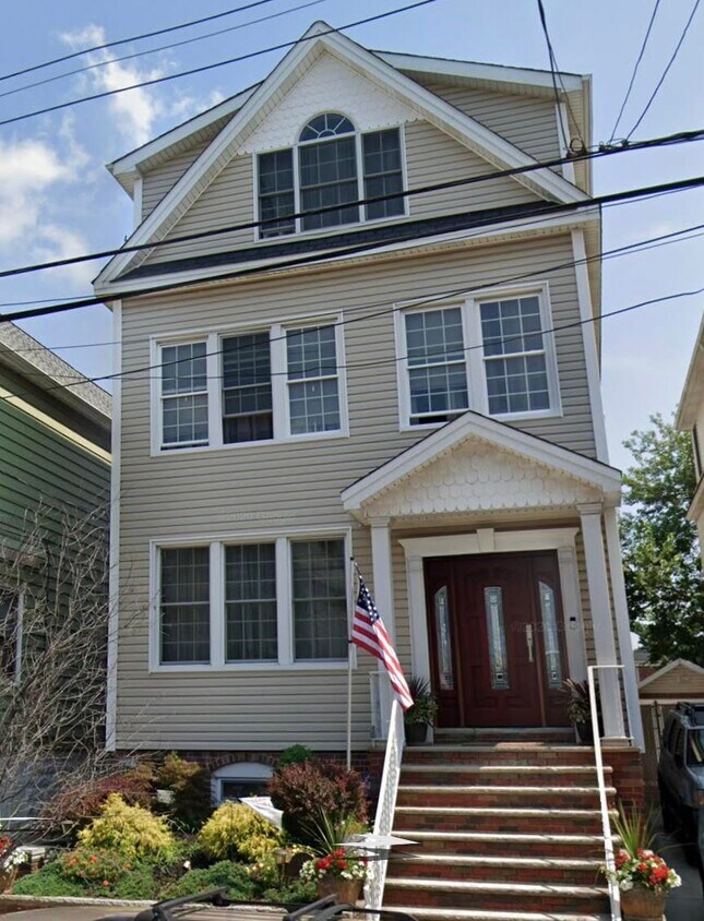Foto principal - 159 W 9th St
