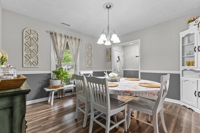Foto del edificio - Updated 3 Bed, 2 Bath Home with Fenced Yard