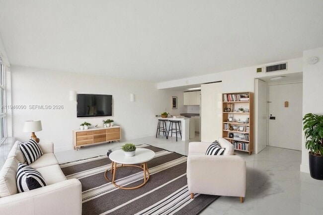 Building Photo - 1440 Brickell Bay Dr