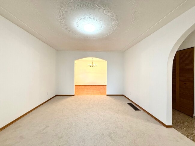 Building Photo - Unit 1-100 Taymall Street Hamilton Ontario L8W 1Z4