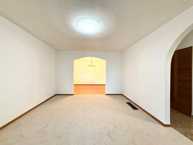 Photo du bâtiment - Unit 1-100 Taymall Street Hamilton Ontario L8W 1Z4