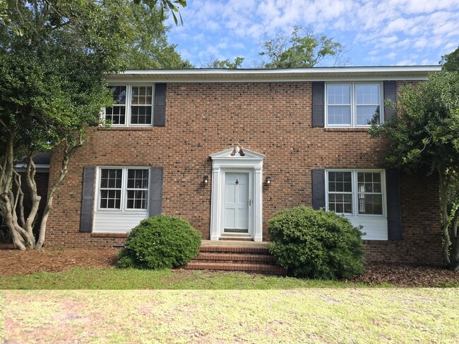 205 Pinewood Dr
