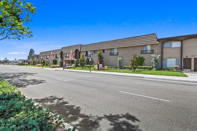 Building Photo - Lakewood Apartments