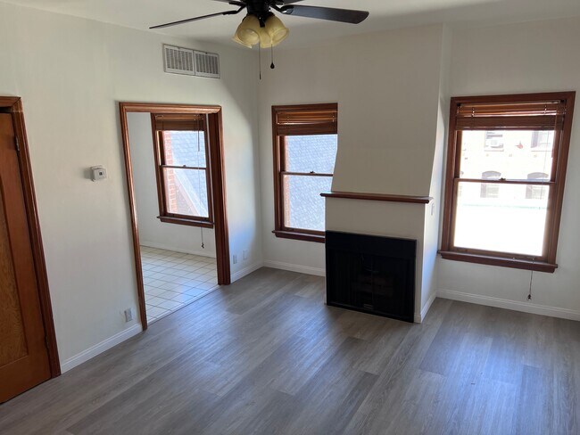 Sala de estar con chimenea de gas - 636 S Burnside