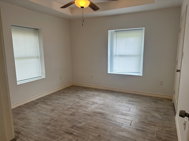 Foto del edificio - 806 Old Angleton Rd