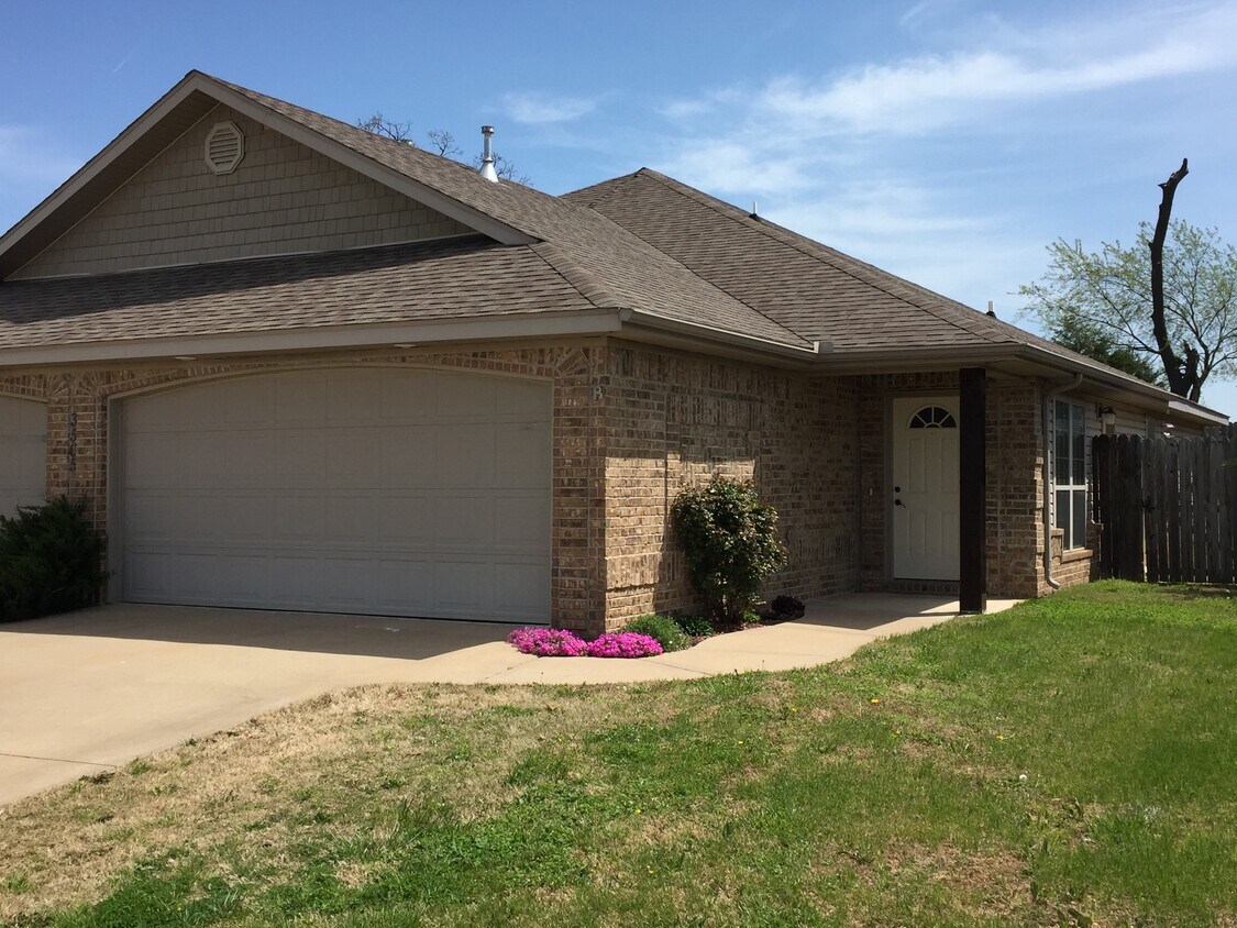 Entrance. - 3505 N Robin Ct #B