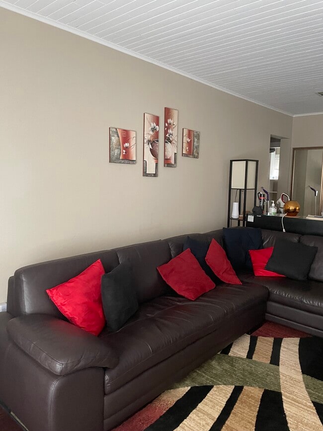 Beautifully decorated, geniune leather couch, wood fireplace, fully furnised. EASY move in! - 110 NE 40th St House