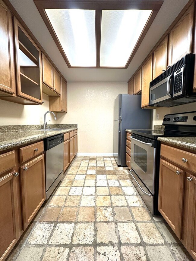 Foto del edificio - Conveniently located condo in Modesto
