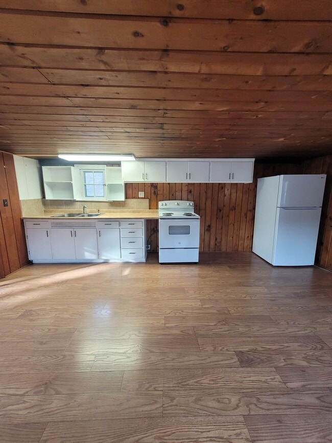 Building Photo - Studio Available with private off street parking, 2 blocks from the bike path in the Whiteaker Ne...