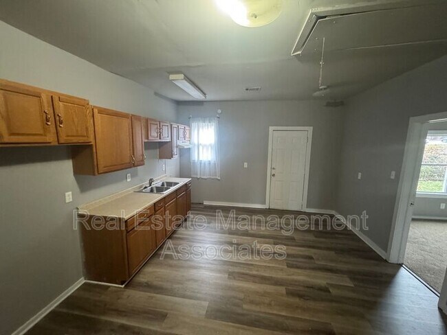 Foto del edificio - 331 W College St