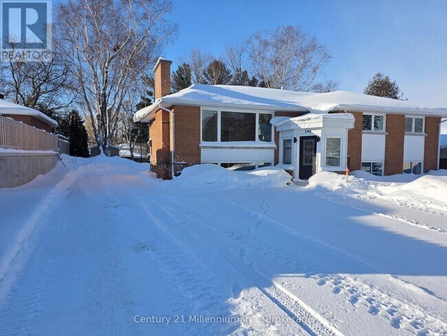 Building Photo - 398 Kingsway St