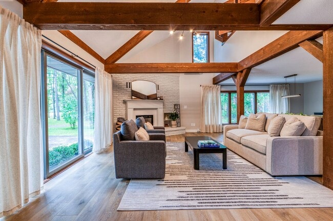 Foto del edificio - 1241 Birchmont Beach Rd NE