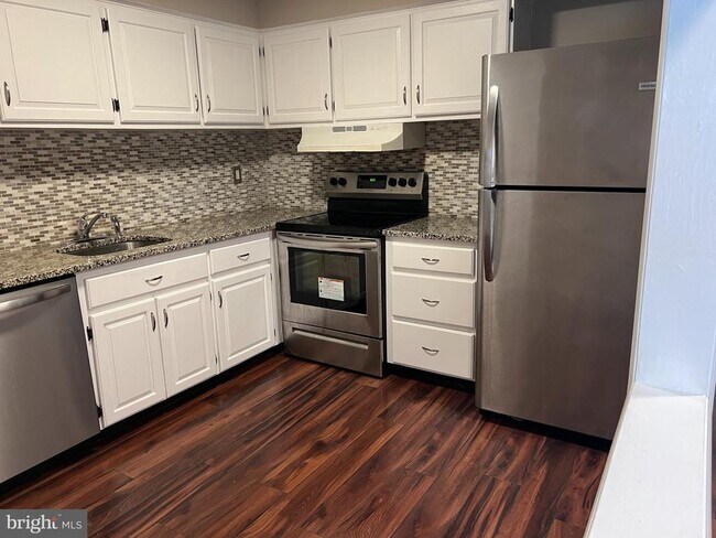 Building Photo - 3D-33D Twin Rivers Dr