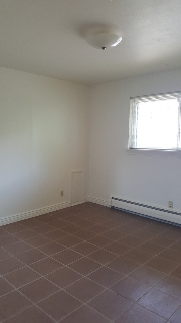Building Photo - Remodeled 3 BR 2 Bath Greeley Home