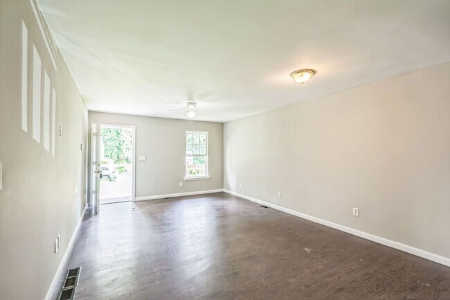 Foto del edificio - 2045 Baker Rd NW