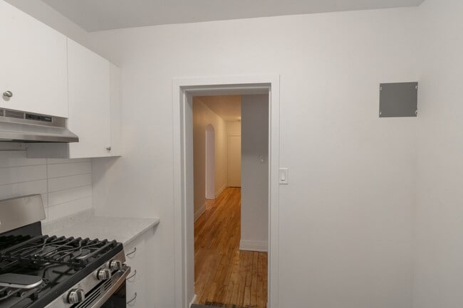 Building Photo - 4585 Av. Dupuis