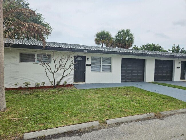 Frente - 1341 South Patrick Dr