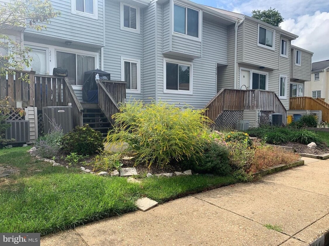 Primary Photo - Beautifully updated 2 bd 1 bth patio level...