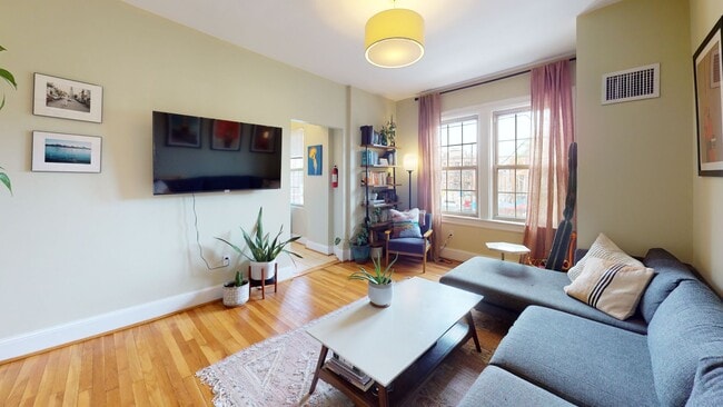 Building Photo - Sun-Filled One Bedroom on Connecticut Ave-Across from Metro, Storage Included, Pets Welcomed, & M...