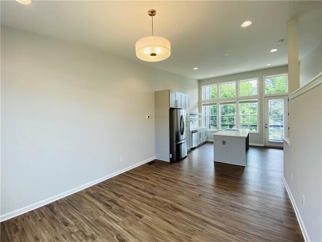 Building Photo - 910 Fernleaf Ct NW