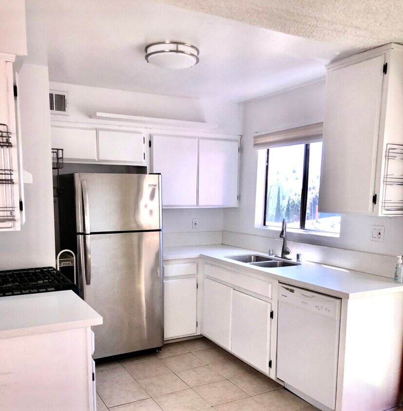 Primary Photo - 1759 N Mariposa Ave