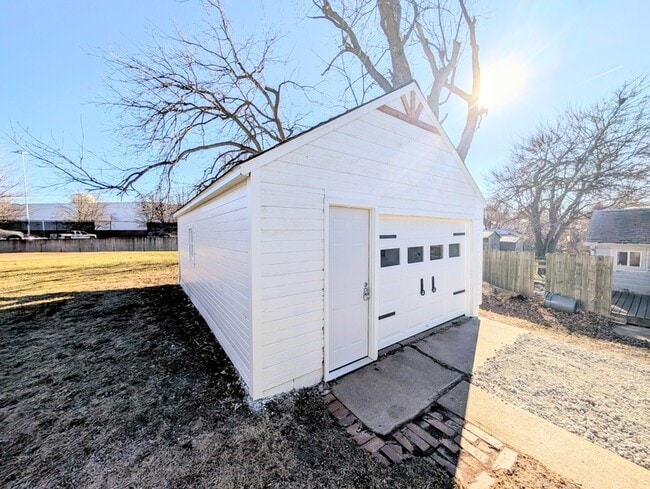 Building Photo - 906 S 1st St