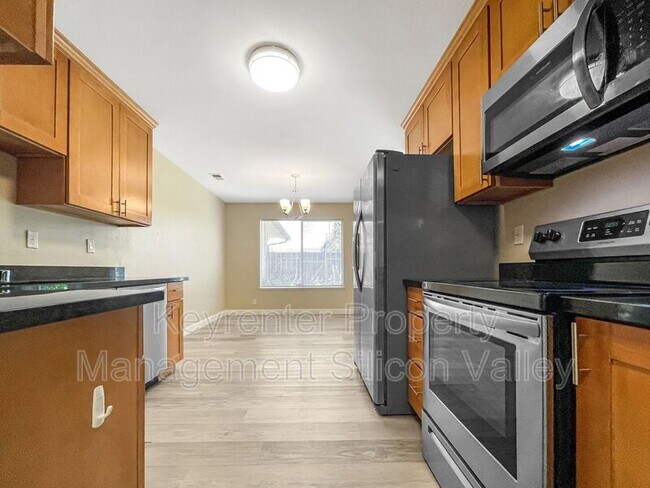 Building Photo - 935 Miramonte Ave
