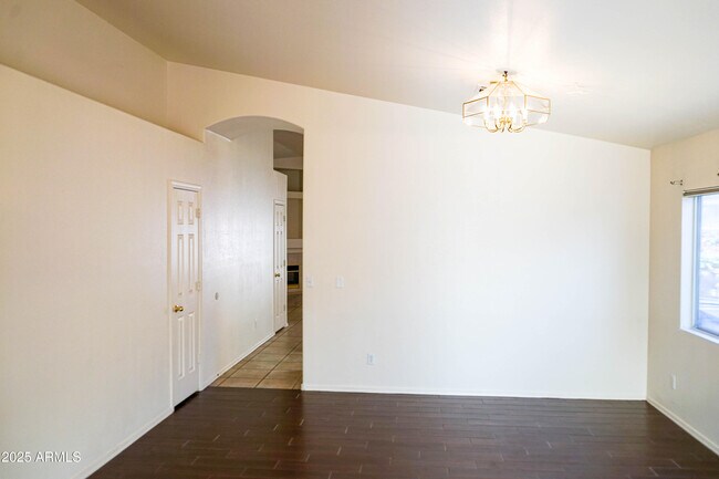 Foto del edificio - 898 E Monterey St