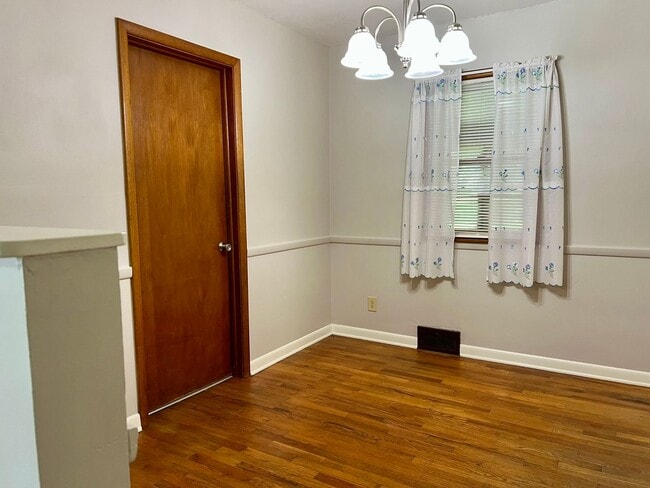 Building Photo - 2 Bedroom, 1 Bath in central Springfield