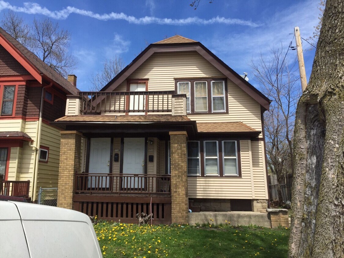 3716 W Roberts St Unit 3718, Milwaukee, WI 53208 Room for Rent in