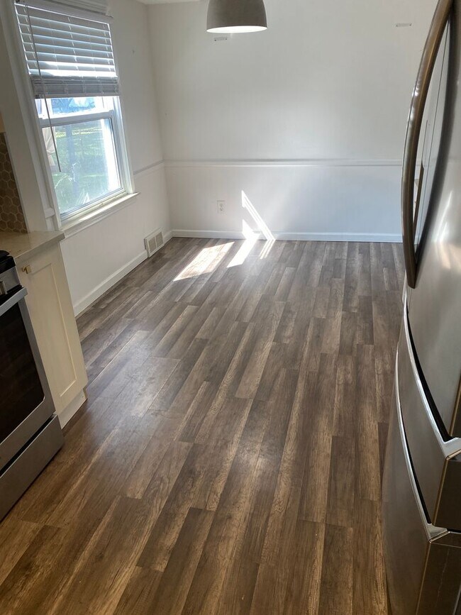 Building Photo - PRICE REDUCED!! 3 bedroom, 2 bath, brick r...