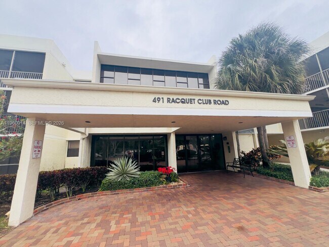 Foto del edificio - 491 Racquet Club Rd
