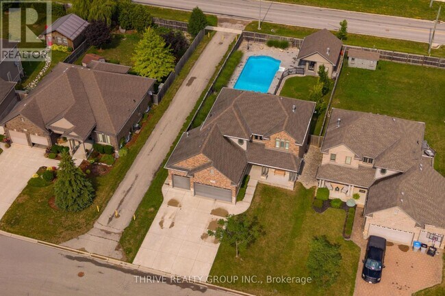 Building Photo - 12 Ashwood Cres