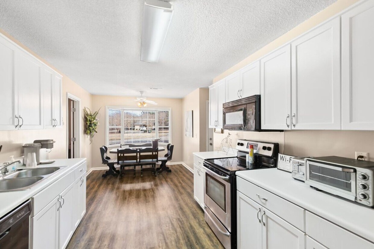 Building Photo - Gorgeous Updated Duplex!!