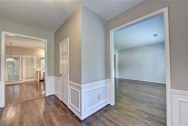 Foto del edificio - 7470 Brookwood Way