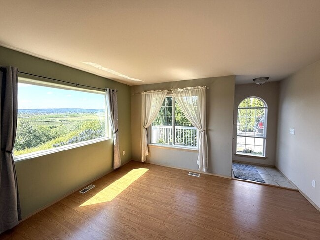 Building Photo - Sunnyside Area Home with Amazing Views!