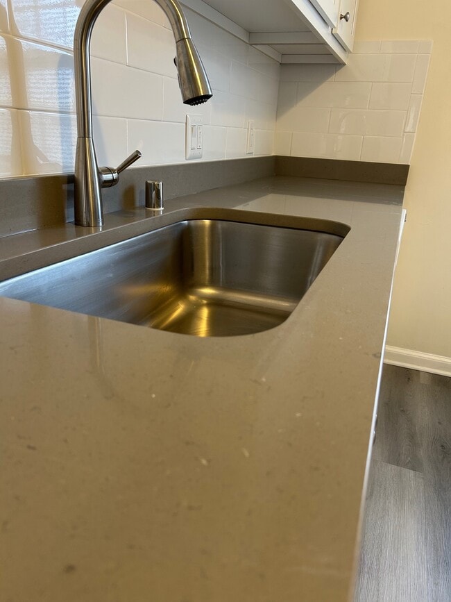 Building Photo - 318 E Henry Clay St