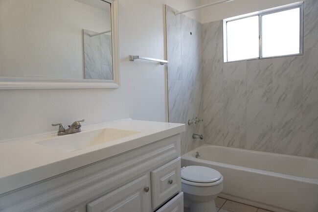 Foto del edificio - 838 Hollenbeck Ave