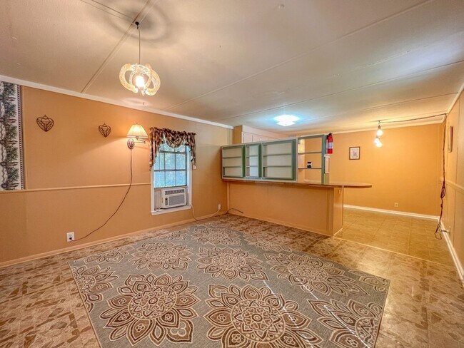 Building Photo - Cute 2 Bedroom