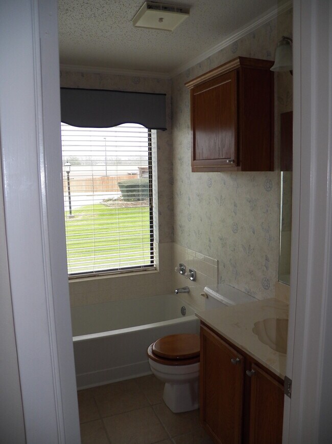 Baño de pasillo con bañera - 400 W South Town Dr